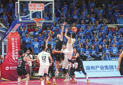 看着场上激, 近至 看着场上激, 近至